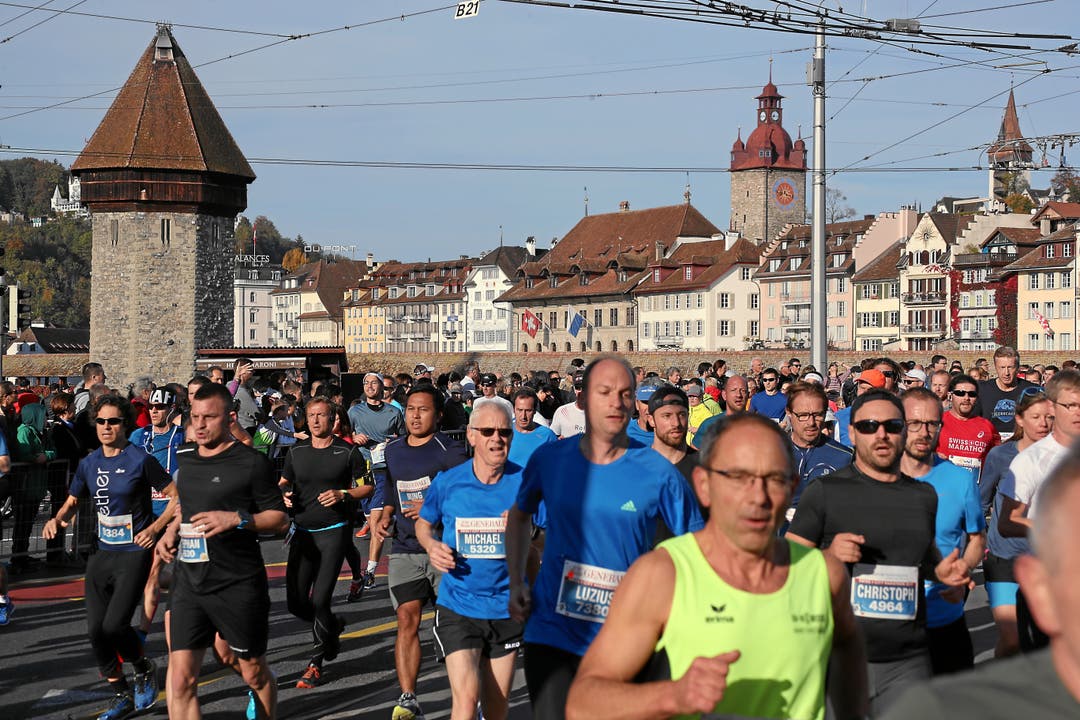 Das Marathonfeld bewegt sich über die Seebrücke. (Bild: Andy Mettler/swiss-image, Luzern, 27. Oktober 2019)