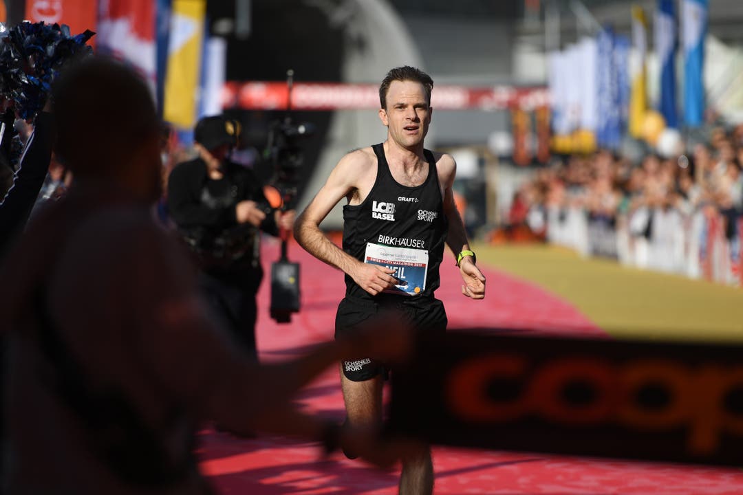 Neil Burton ist Sieger des Halbmarathons. (Bild: Corinne Glanzmann, Luzern 27. Oktober 2019)