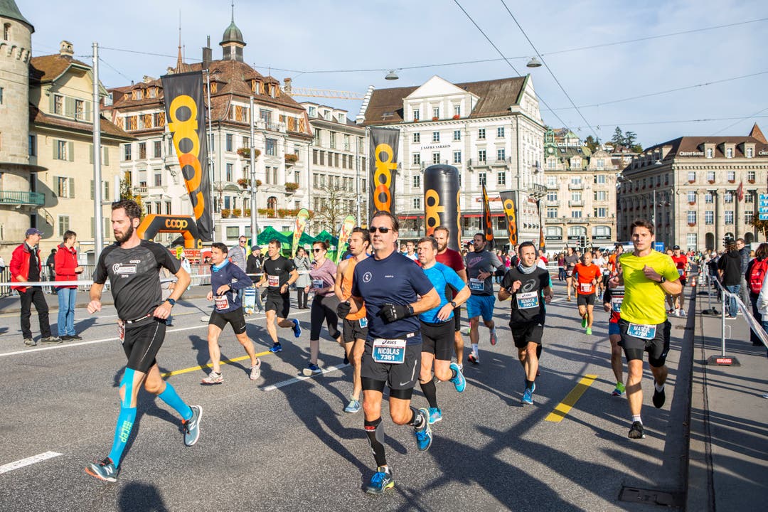 Läufer auf der Seebrücke. (Bild: Patrick Hürlimann, Luzern, 27. Oktober 2019)