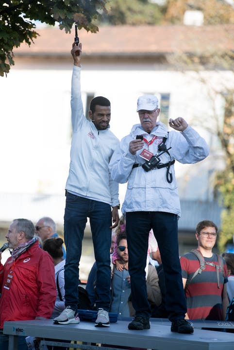 Tadesse Abraham gibt den Startschuss zum Swiss City Marathon. (Bild: Corinne Glanzmann, Luzern, 27. Oktober 2019)
