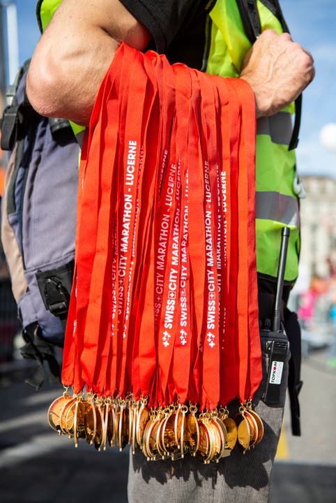 Medaillen für die Teilnehmer des Maratholino. (Bild: Patrick Hürlimann, Luzern, 27. Oktober 2019)