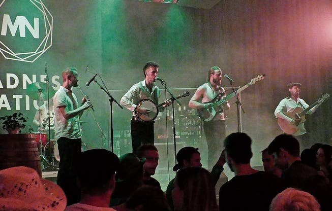 Die Dubliner Band The Led Farmers bestritt mit irischem Indie-Folk-Rock den Hauptact des Abends. (Bild: Ulrike Huber)