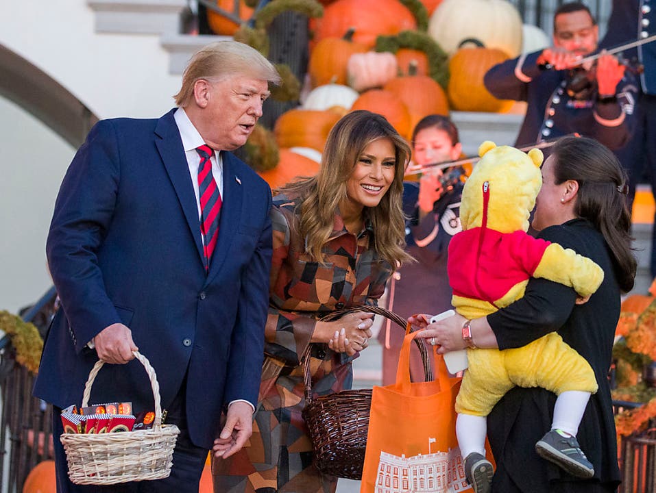 Die Trumps verteilen Süssigkeiten zu Halloween. (Bild: KEYSTONE/AP/ALEX BRANDON)