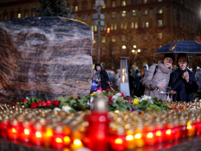 Kerzen für die Opfer des Massenmörders Josef Stalin vor der ehemaligen Geheimdienstzentrale in Moskau. (Bild: KEYSTONE/AP/ALEXANDER ZEMLIANICHENKO)
