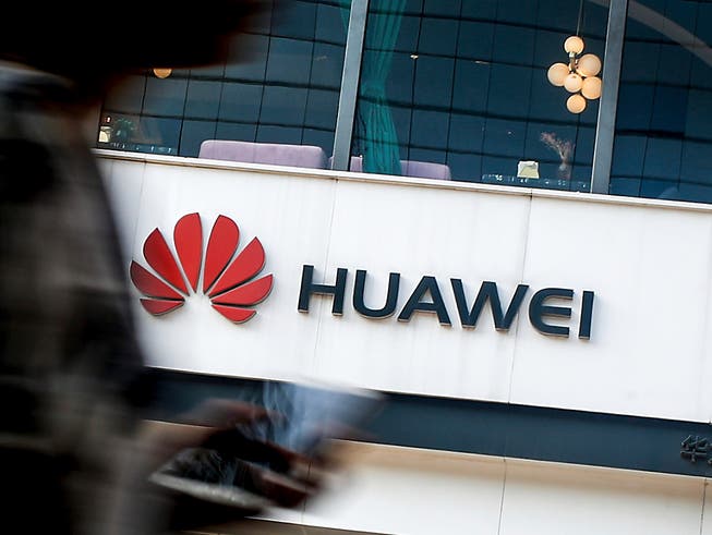 Die USA wollen zum nächsten Schlag gegen den chinesischen Konzern Huawei ausholen und formal einen Bann aussprechen. (Bild: KEYSTONE/AP/ANDY WONG)