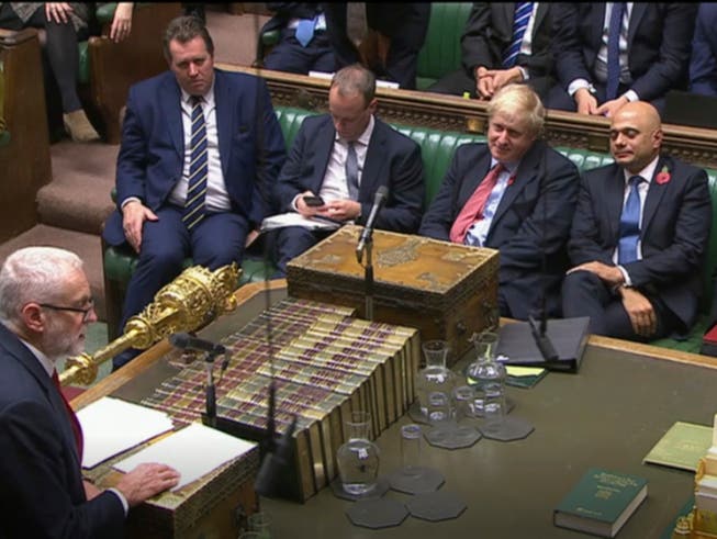 Zustimmung zu Johnsons Neuwahlgesetz: Labour-Chef Jeremy Corbyn richtet sich im Unterhaus in London an Regierungschef Boris Johnson. (Bild: KEYSTONE/AP House of Commons)