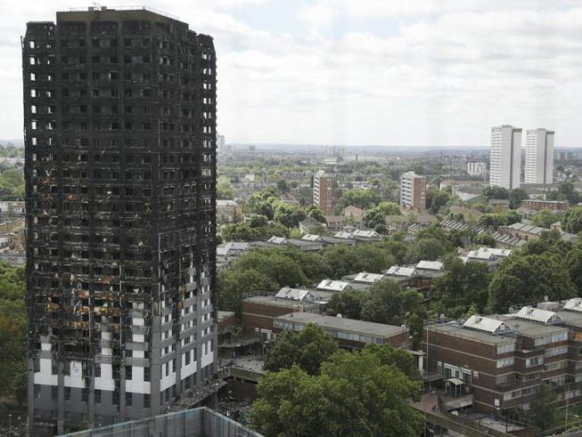 Der ausgebrannte Grenfell Tower in London. Zwei Jahre nach dem verheerenden Brand mit Dutzenden Toten wirft ein offizieller Bericht der Feuerwehr schwere Versäumnisse vor. (Bild: Keystone/AP/FRANK AUGSTEIN)