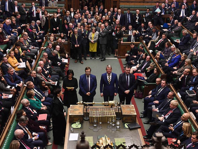 Die Stunde der Wahrheit: Das britische Unterhaus spricht sich mit grosser Mehrheit für Neuwahlen am 12. Dezember aus. (Bild: KEYSTONE/AP UK Parliament/Jessica Taylor)