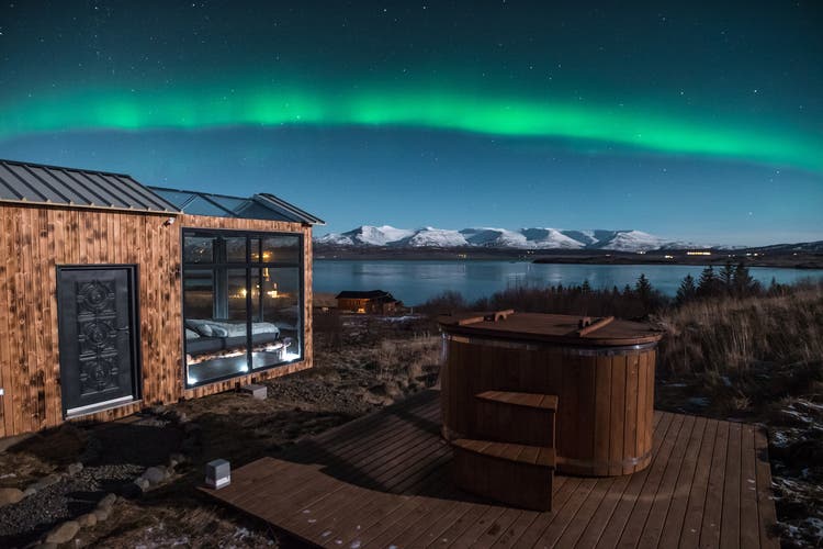 Nordlichter über Island: Dank des Glasdachs der Unterkunft lassen sich diese vom warmen Bett aus beobachten. (Bild: PD)