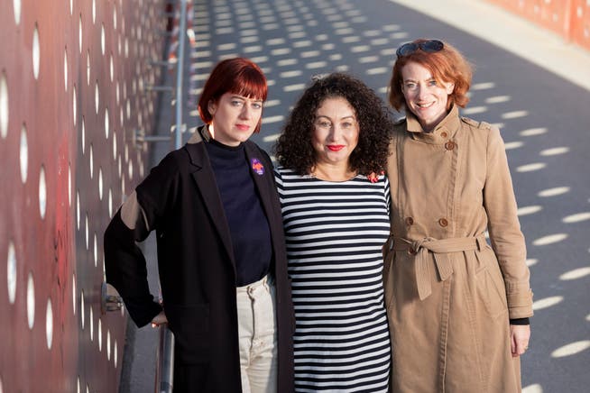 Kein Schriftsteller zu gross, um von ihnen verulkt zu werden: Nadia Brügger, Güzin Kar und Simone Meier (von links), die Buchautorinnen von «Hemingways sexy Beine». Bild: Severin Bigler