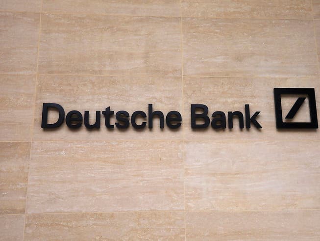 Die Deutsche Bank hat im vergangenen Quartal wegen ihres Konzernumbaus erneut einen Verlust eingefahren. (Bild: KEYSTONE/AP/NATASHA LIVINGSTONE)
