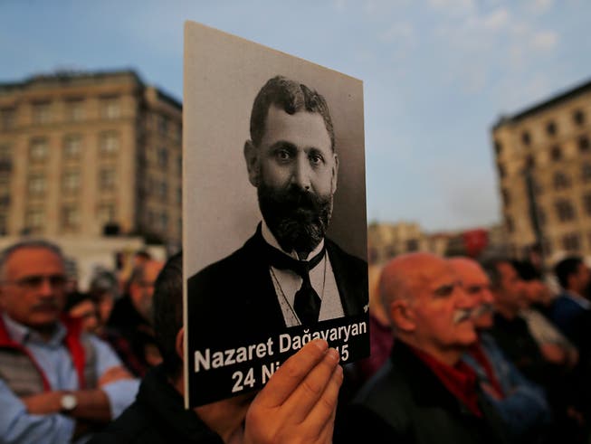 Demonstranten in Istanbul erinnerten im April an die Ermordung von armenischen Intellektuellen im Jahr 1915. (Bild: KEYSTONE/AP/LEFTERIS PITARAKIS)