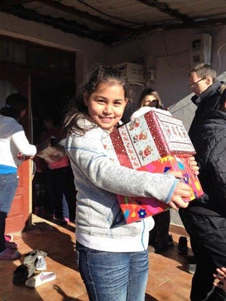 Ein Mädchen in Albanien erhält Geschenke. (Bild: PD)
