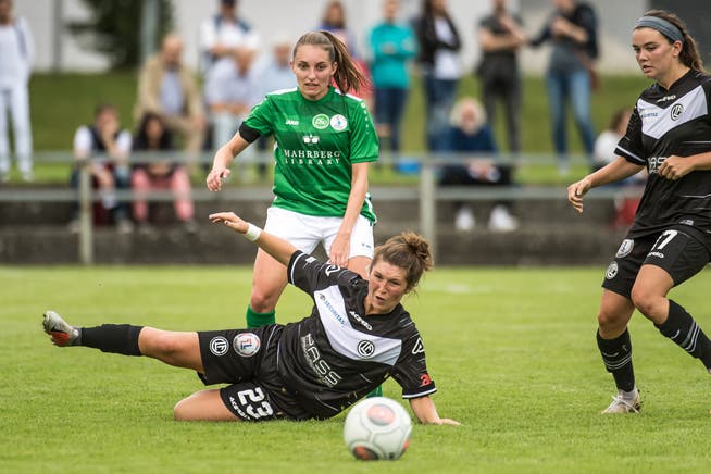 Karin Bernet (grün) hatte acht Jahre für den FC Zürich gespielt, bevor sie im Sommer zu St. Gallen-Staad wechselte. (Bild: Michel Canonica)