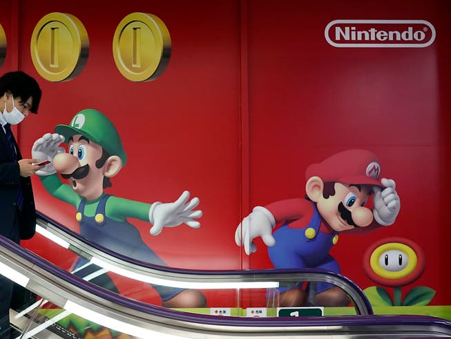 Der Spielehersteller Nintendo kann sich dank dem Erfolg der Konsole Switch-Lite über sprudelnde Gewinne freuen. (Bild: KEYSTONE/EPA/FRANCK ROBICHON)