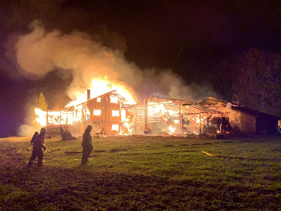Ein Wohnhaus und ein Stall in Grüsch GR brannten nieder. (Bild: Kapo GR)