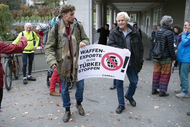 Mitglieder von Campax reichen eine Petition gegen «Waffenexporte in die Tuerkei per sofort stoppe»n ein. (Bild: Peter Schneider/Keystone, Bern, 31. Oktober 2019)