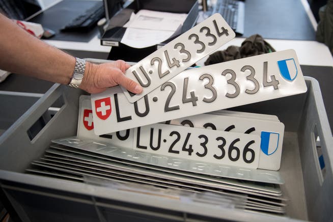 Kontrollschilder sind beim Strassenverkehrsamt gelagert. (Symbolbild: Boris Bürgisser, Luzern, 28. März 2019)