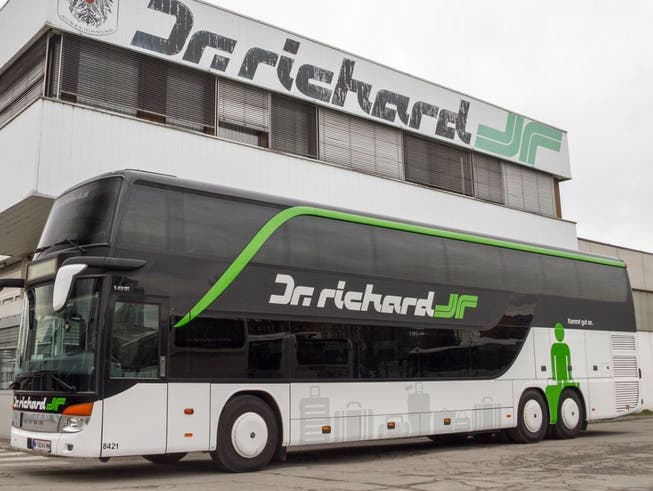 Busse des österreichischen Anbieters Dr. Richard stehen bereit. Das Unternehmen will innerschweizerische Busverbindungen im Fernverkehr anbieten. Die Gewerkschaft des Verkehrspersonals fordert den Bund aber auf, auf das Ausstellen einer entsprechenden Konzession zu verzichten. (Bild: Dr. Richard)