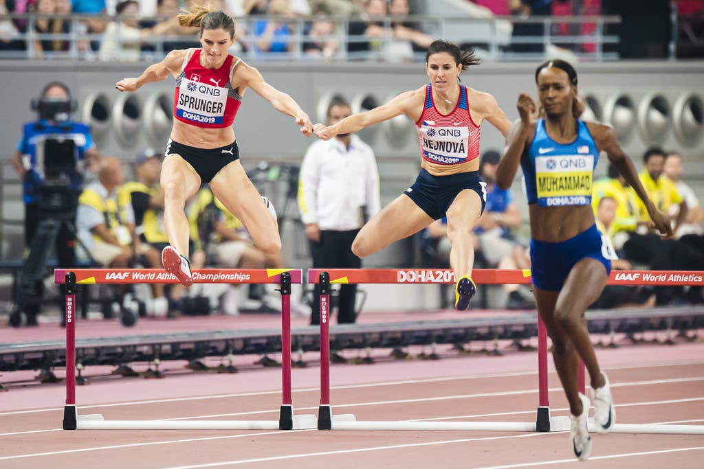 Léa Sprunger (links) springt über eine Hürde, Dalilah Muhammad (rechts) ist unterwegs zu einem neuen Weltrekord. (Bild: Keystone)