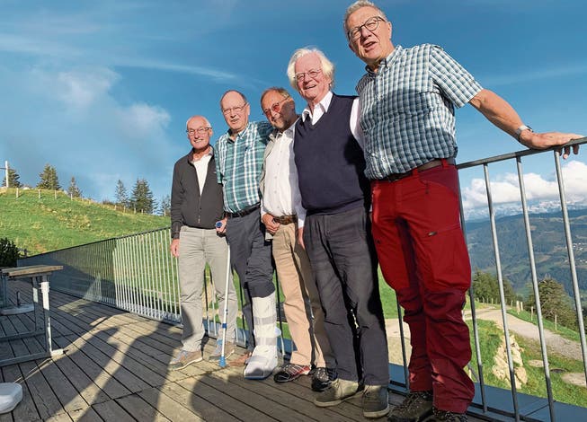 Von links: Stiftungspräsident Jürg Schumpf zusammen mit den Stiftungsgründern Franz Speck, Rolf Hegglin, Martin von Reding und Albert Röthlin. Bild: PD