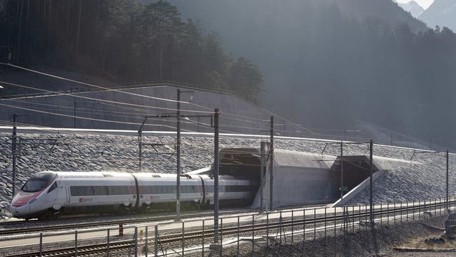 Züge, die durch den Gotthardbasistunnel fahren, müssen Sicherheitsbestimmungen einhalten. (Bild: Keystone)