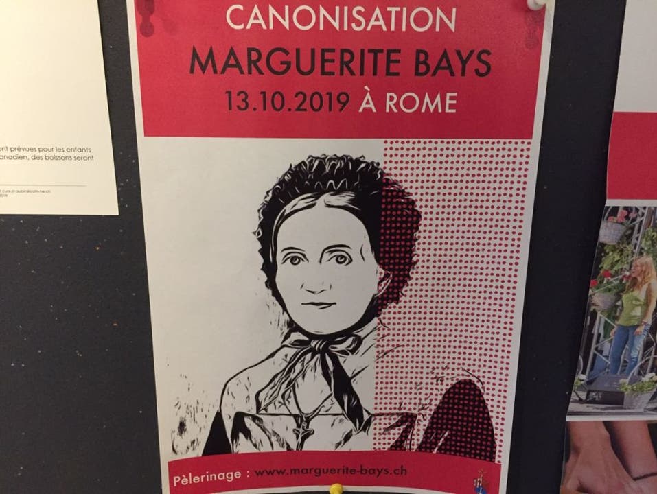 Ein Plakat für die Wallfahrt zur Heiligsprechung von Marguerite Bays in Rom. (Bild: Philippe Lebet - Keystone-ATS)