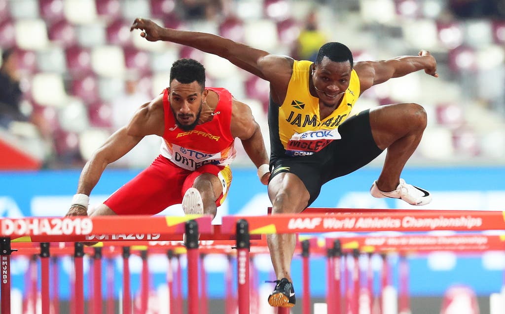 Dramatik pur im Finale über 110 Meter Hürden: der Jamaikaner McLeod stürzt auf Medaillenkurs liegend. (Bild: Keystone)
