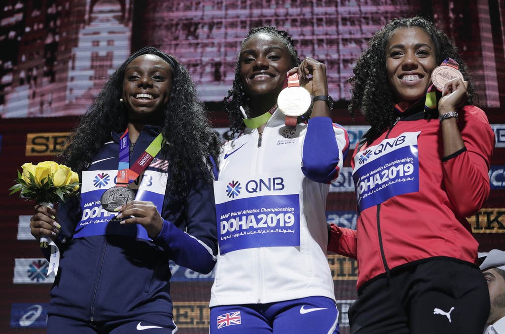 Strahlen um die Wette: Mujinga Kambundji und ihre Bronzemedaille. (Bild: Keystone)