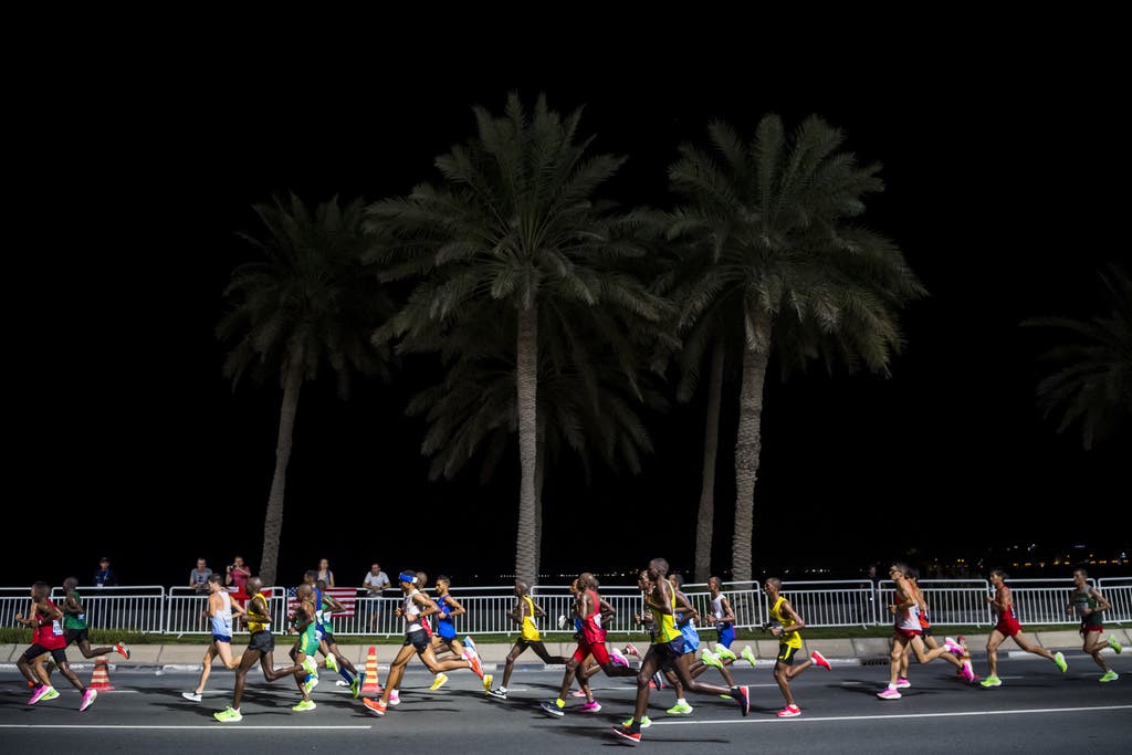 Einzigartige Bilder: Die Marathon-Konkurrenzen fanden in Doha um Mitternacht statt. (Bild: Keystone)