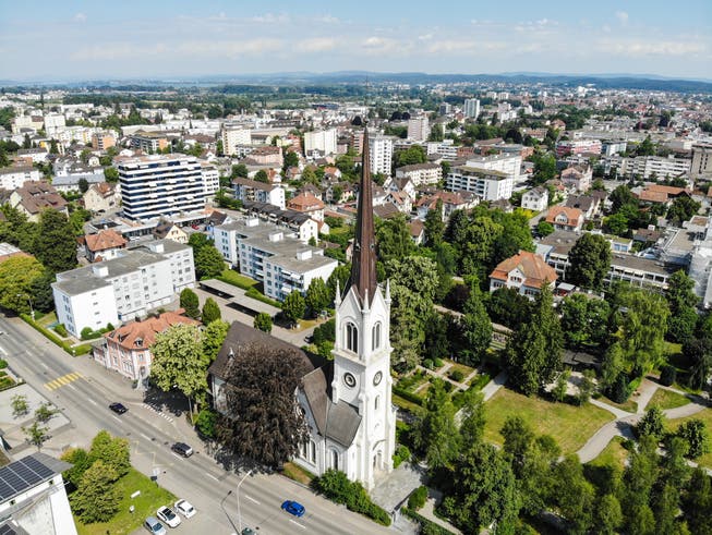 Mitten im Zentrum und ganz schön laut: die evangelische Stadtkirche im Quartier Egelshofen. (Bild: Reto Martin)