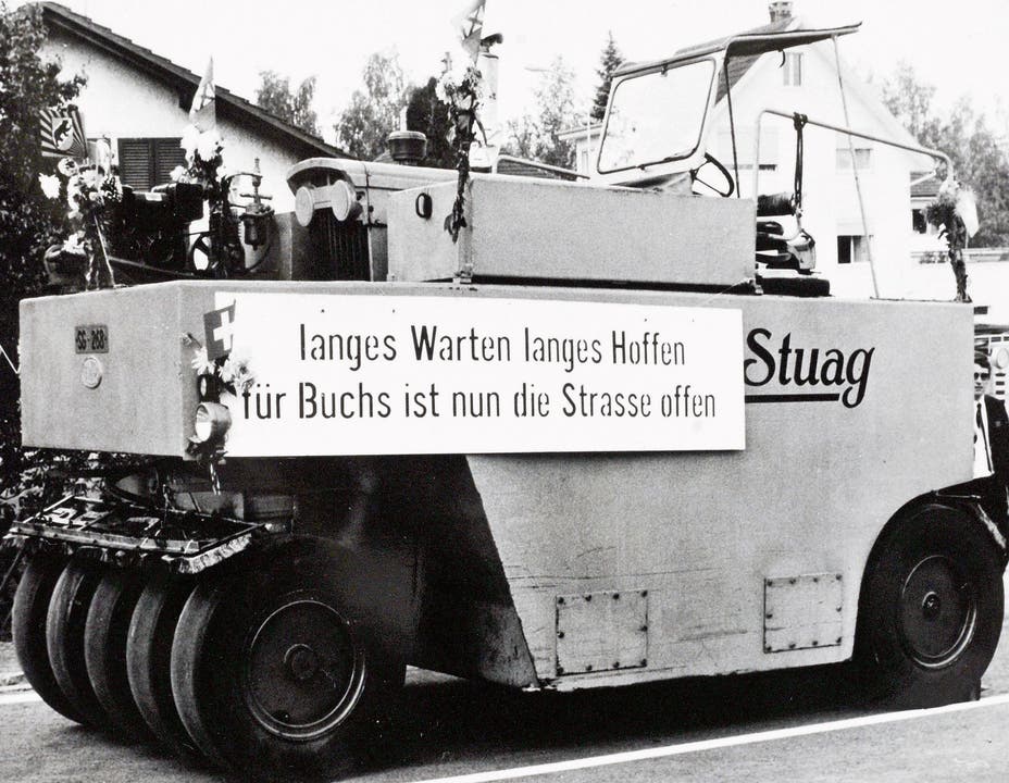 Die Strassenwalze mit dem Eröffnungsmotto. Bilder: Archiv Hansruedi Rohrer