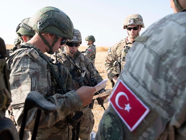 Freie Hand für Erdogan in Nordsyrien nach dem Abzug von US-Soldaten (links, in einer Besprechung mit türkischen Kollegen). (Bild: KEYSTONE/EPA US ARMY/US ARMY/STAFF SGT. ANDREW GOEDL HANDOUT)
