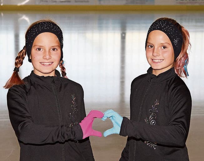 Alessia und Selina Arnold trainieren auf der Eisbahn. (Bild: PD)