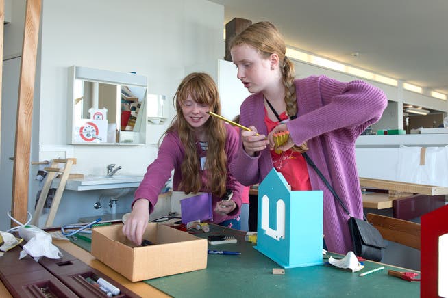 Die Schwestern Katherine (links) und Camilla Summers experimentieren im Tüftellabor Einstein. Bild: Maria Schmid (Zug, 8. Oktober 2019)
