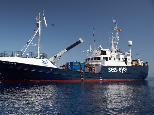 Das private deutsche Rettungsschiff «Alan Kurdi» darf mit 88 Migranten an Bord in Süditalien anlegen. (Bild: KEYSTONE/EPA SEA-EYE/FABIAN HEINZ / SEA-EYE HANDOUT)