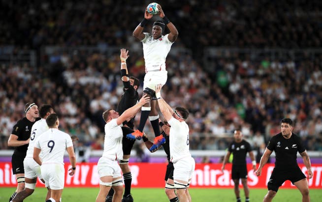 Englands Maro Itoje fängt den Ball nach einem Einwurf in die Gasse.(Bild: KEYSTONE/PRESS ASSOCIATION IMAGES/Adam Davy)