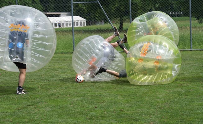 Spass mit Bubble-Soccer an einem Turnier in Stans. (Bild: PD)