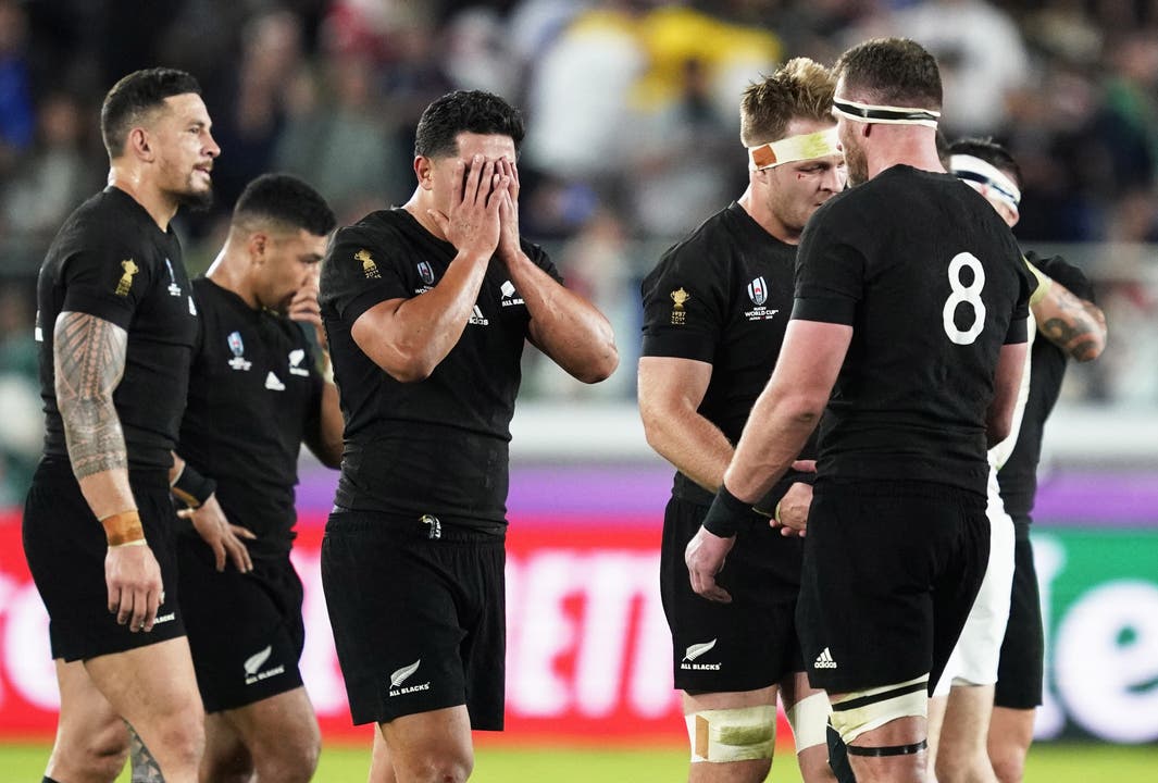Neuseelands Zeit ist zu Ende: Wenigstens der Abschied war versöhnlich: 40:17 gewannen die «All Blacks» gegen Wales das Spiel um Platz drei. Doch das wird kaum über die Ent­täuschung der Halbfinalniederlage hinwegtrösten. Eine Ära von zwölf Jahren ohne Niederlage endet. (Bild: EPA/FRANCK ROBICHON)
