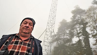 Nebel auf der Siggisegg: Antennengegner Martin Dönni steht vor dem Baugespann für den neuen Sendemasten. (Bild: Olaf Kühne)