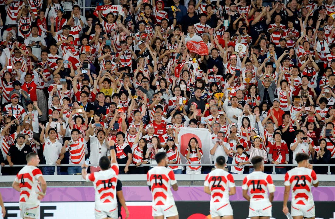 Japan begeistert die Massen: Die Nationalmannschaft Japans ist neben dem künftigen Weltmeister das Team des Turniers. Doch die «tapferen Kirschblüten» überzeugten nicht nur sportlich, sie begeisterten auch das ­Publikum. Fast 60 Millionen Japaner schauten jeweils am TV zu. (Bild: AP Photo/Christophe Ena)