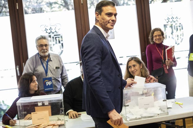 Gewinnt zwar die Wahl, holt sich aber nicht die absolute Mehrheit: Sozialistenchef Pedro Sánchez. Bild: Bernat Armangue/AP (Madrid, 9. November 2019)
