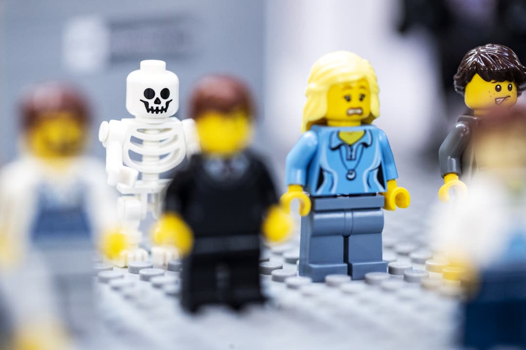 Friedhof, Leichenkutsche und Krematorium aus Lego-Spielzeugbausteinen an der ersten Bestattungsmesse der Schweiz. (Bild: KEYSTONE/Alexandra Wey, Luzern, 10. November 2019)