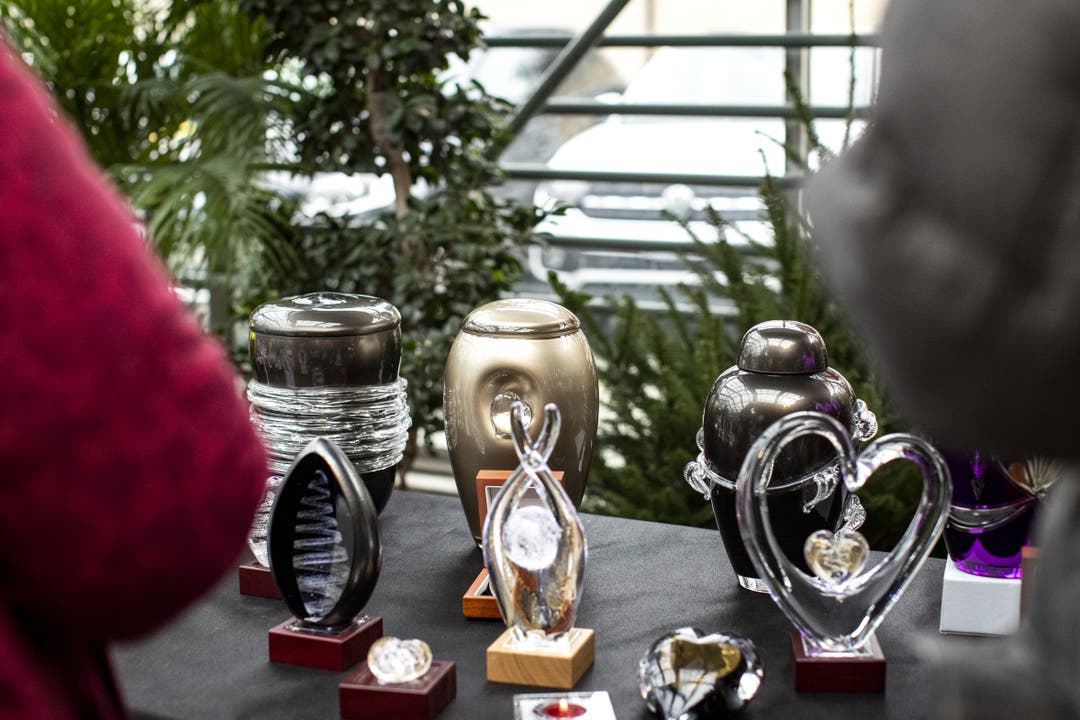 Verschiedene Designs von Urnen wurden ausgestellt. (Bild: KEYSTONE/Alexandra Wey, Luzern, 10. November 2019)