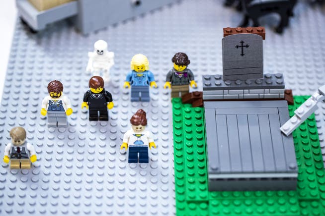 Ein Friedhof aus Lego-Bausteinen steht an der ersten Bestattungsmesse der Schweiz. (Bild: KEYSTONE/Alexandra Wey, Luzern, 10. November 2019)