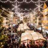 Der Weihnachtsmarkt im luzernischen Willisau hat eine imposante Kulisse – er findet inmitten der alten Zähringerstadt statt. (Bild: Philipp Schmidli, 7. Dezember 2018)