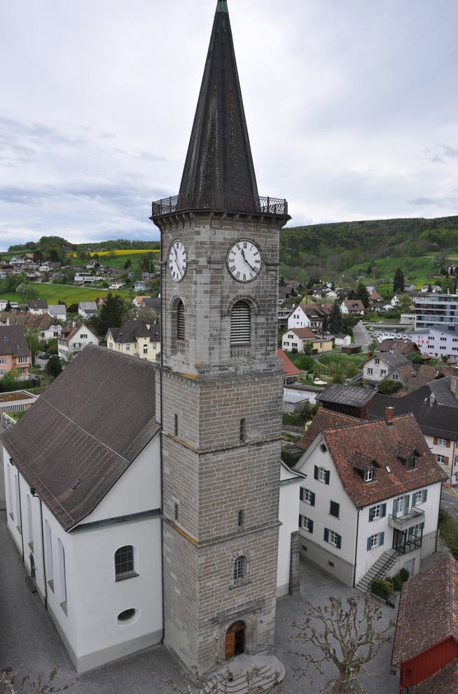 Der Turm der evangelischen Stadtkirche Steckborn braucht eine Sanierung, nicht nur weil er kippt. (Bild: PD)