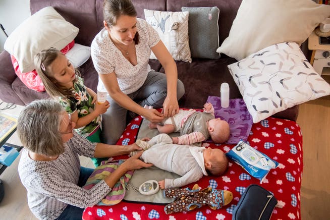 Hebamme Karin Bachmann (links) zu Besuch bei Karin Hartmann, ihren Zwillingen Tim und Eva sowie Tochter Sophie. (Bild: Nadia Schärli, Altwis, 20. Mai 2019)