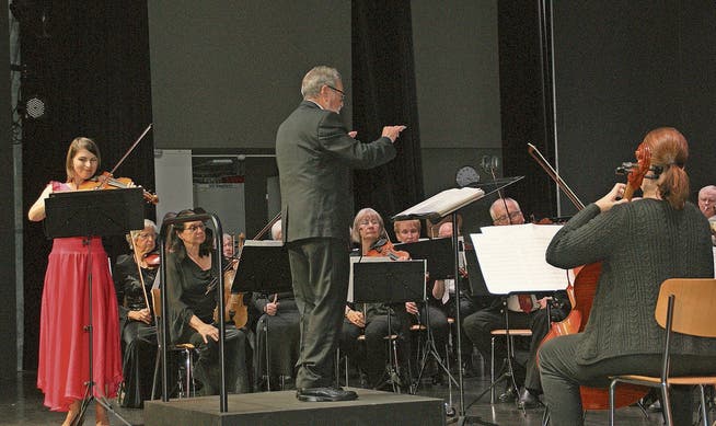Das Seniorenorchester Luzern mit Violine-Solistin Milena Bonaventurova und Dirigent Josef Gnos.(Bild: Primus Camenzind, Sarnen, 13. November 2019)