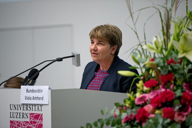 Viola Amherd sprach am Donnerstagabend in der Universität Luzern. (Bild: Corinne Glanzmann, Luzern, 14. November 2019)